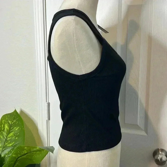 Universal Threads Women’s Shrunken tank top Size M & XL - Picture 7 of 9